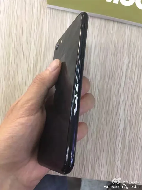 无语凝噎：亮黑色iPhone 7掉漆后...