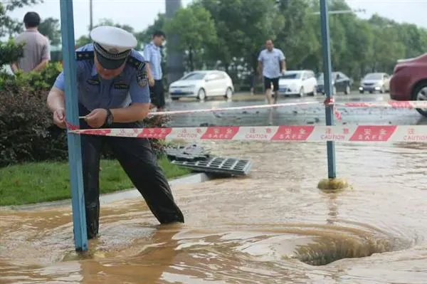 湖北宜昌遇暴雨袭击！出租车被大水冲走……