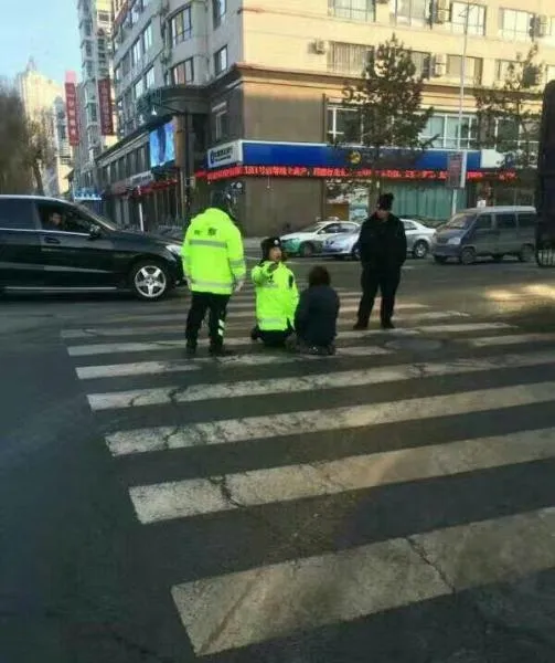 女子当街下跪望不被处罚 交警与其互跪