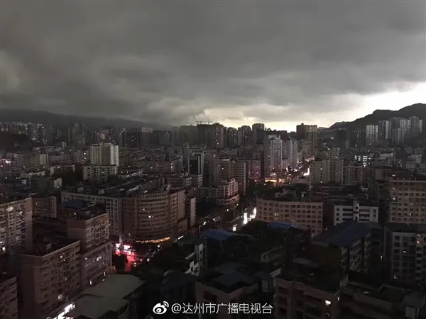 黑云压城城欲摧：四川雨前瞬间白昼变黑夜