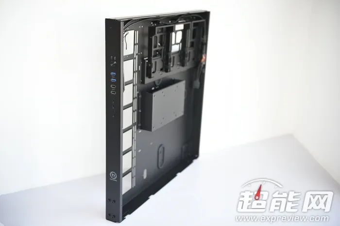 造型好奔放，Tt Core P5壁挂式水冷机箱实物图赏 