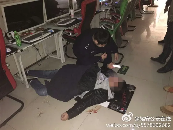 小伙网吧倒地吐血：快扶我起来 要赢了