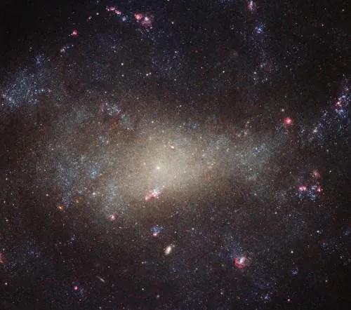 哈勃拍摄猎犬座星系：遥远“萤火”美丽缥缈