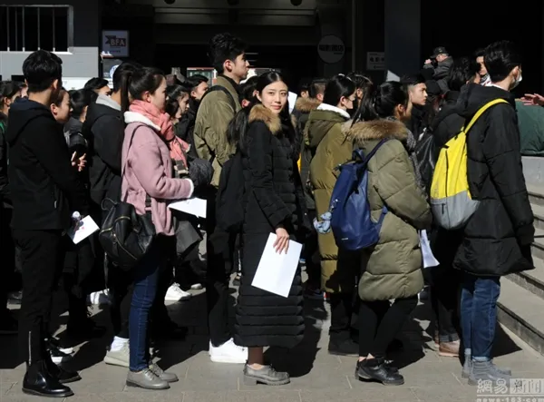 北影艺考复试继续引网友围观：靓女颜值吸睛