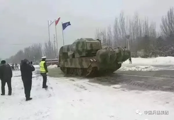 内蒙古大雪后惊现扫雪神器：坦克加飞机发动机
