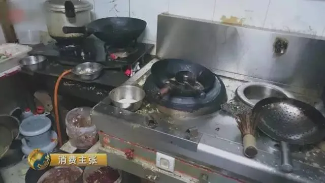 太恶心！曝网餐平台黑作坊现状：洗碗池涮拖把 垃圾堆穿串