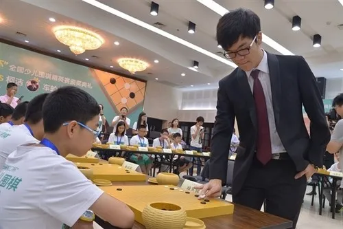 人机终极对决！AlphaGo大战中国围棋第1人