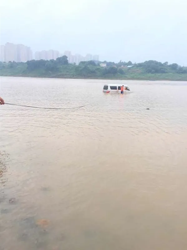 男子开车江边休息：醒来后漂在水中