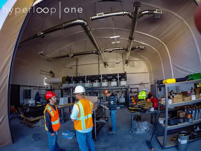 不再裸跑，Hyperloop One公布500米长超级高铁测试管道