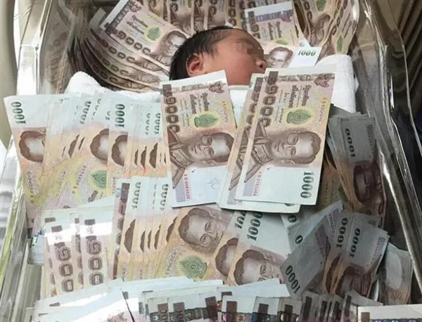 婴儿刚出生盖40万现金睡觉 医生：等于睡在细菌堆里