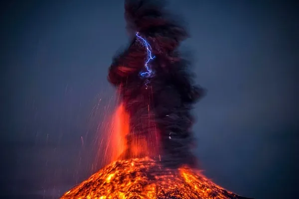 墨西哥火山喷发自带闪电 画面震撼