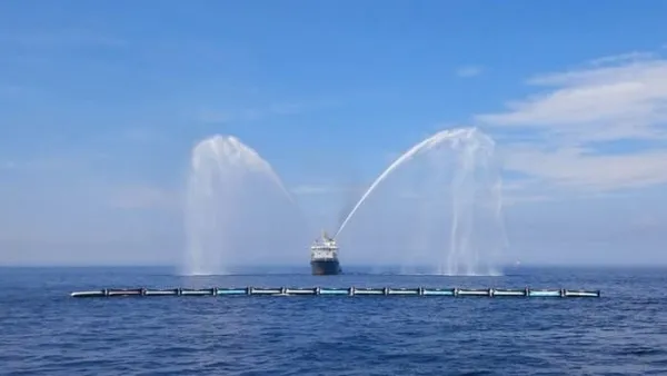 “海洋清洁计划”漂浮障碍原型现身荷兰海域