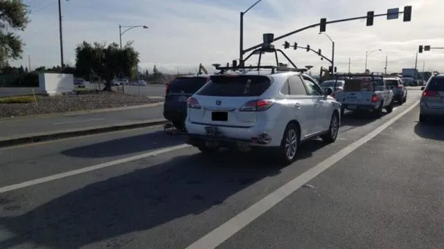 苹果自动驾驶测试车上路 各种传感器武装到牙齿