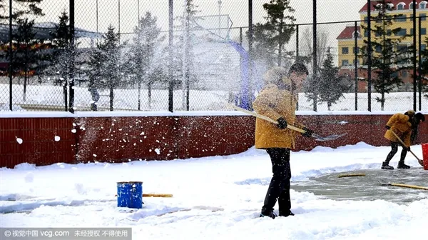 看哭！吉林大学生雪地作画致敬科比：惟妙惟肖