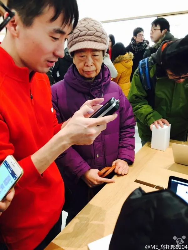 青岛万象城Apple Store今开业：寒风刺骨难阻热情果粉