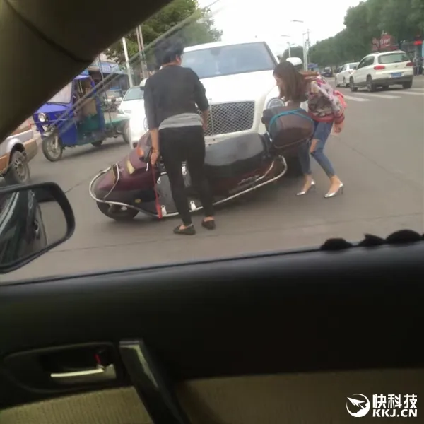 全球最贵最豪华SUV国内女司机首撞：高跟鞋亮了