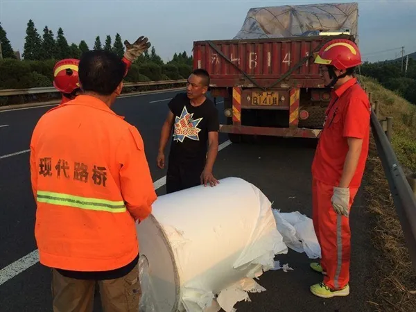 高速上掉下一卷卫生纸：重800斤 惊动吊车出场清障