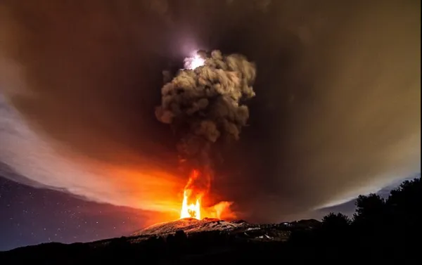 [图]意大利埃特纳火山喷发 烟柱直冲天空