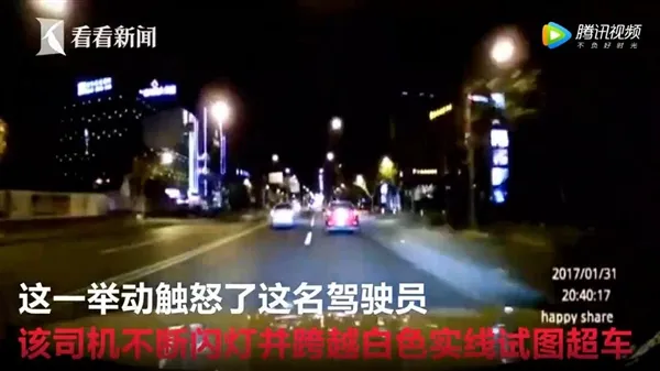 宝马闪大灯被竖中指：路怒疯狂逼停对方