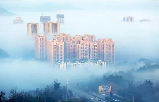 太美了！重庆大足现平流雾美景：宛如仙境