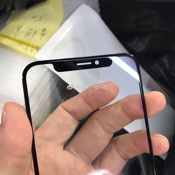 别被苹果骗了！iPhone 8屏幕玻璃曝光：亮屏美如画