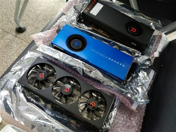 AMD RX Vega 56公版原型卡现身：别致三风扇