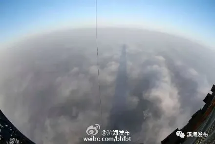 高空航拍雾霾蓝天相隔一线 画面震撼