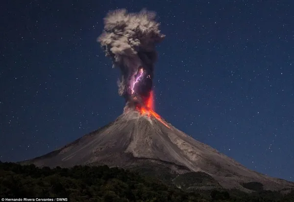 墨西哥火山喷发自带闪电 画面震撼