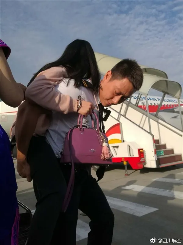 地震后女子连夜飞回九寨沟：航班唯一乘客