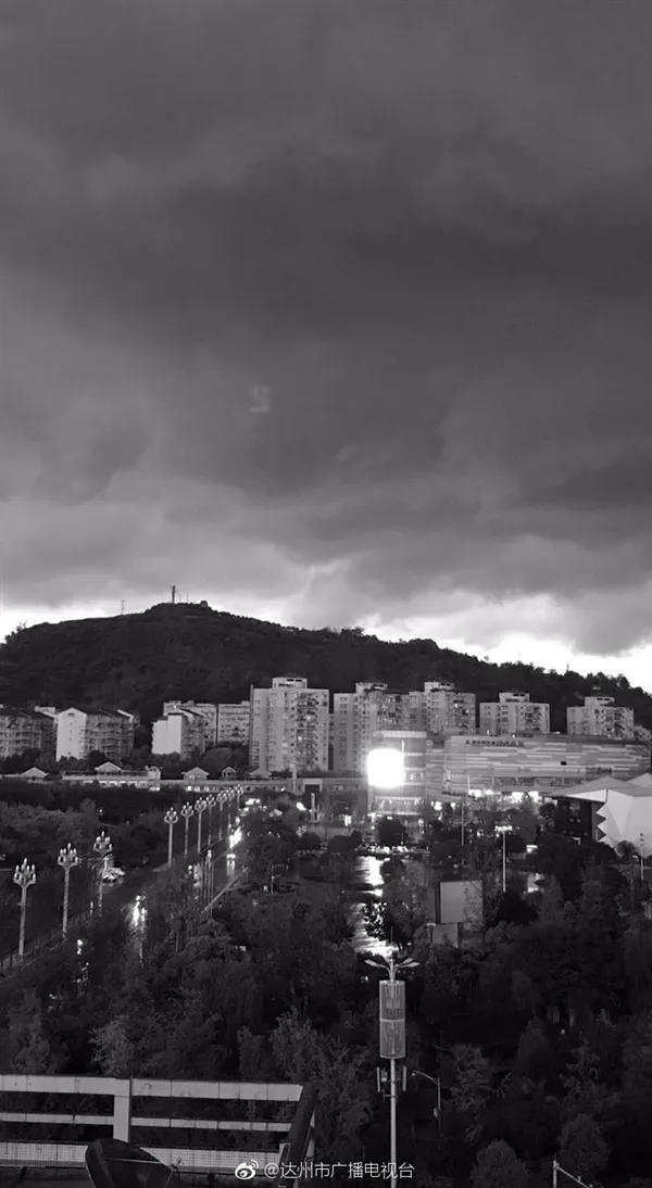 黑云压城城欲摧：四川雨前瞬间白昼变黑夜