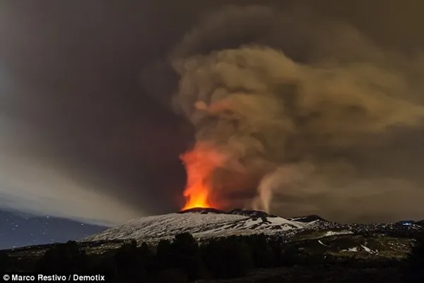 蔚为壮观！意大利埃特纳火山喷发：烟柱夹杂闪电