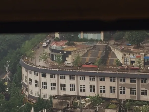 屋顶上就是大马路 还有树！重庆又一建筑火了