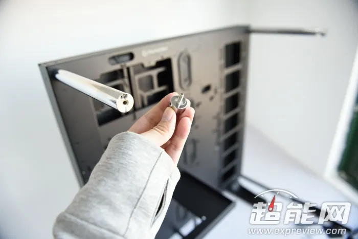 造型好奔放，Tt Core P5壁挂式水冷机箱实物图赏 