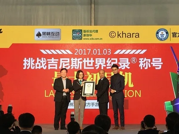 25米全球最大EVA初号机获吉尼斯认证 “定居”上海