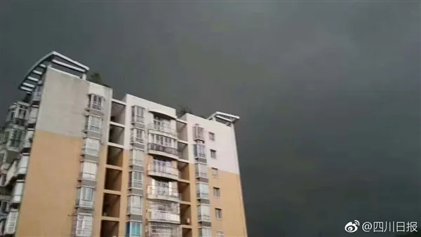 黑云压城城欲摧：四川雨前瞬间白昼变黑夜