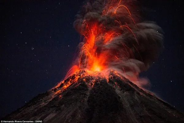 墨西哥火山喷发自带闪电画面震撼