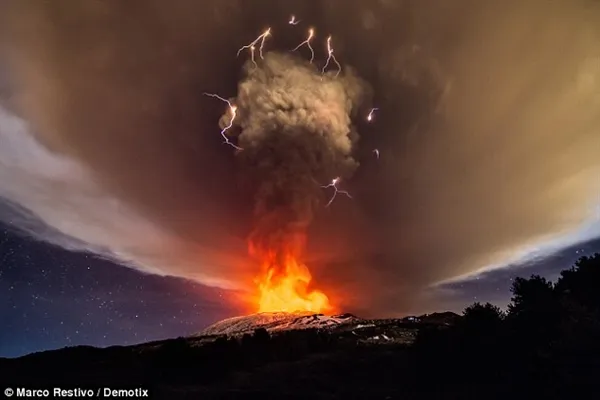 蔚为壮观！意大利埃特纳火山喷发：烟柱夹杂闪电