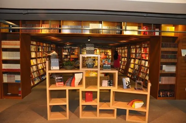 网红书店开启共享模式：新华书店变身“图书馆”
