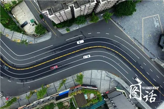 成都公路S型急弯如赛道：过半车辆压实线