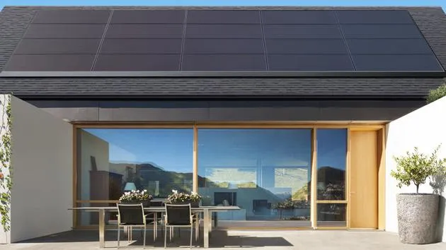 不想拆屋顶怎么办？特斯拉新太阳能面板可直接装上去