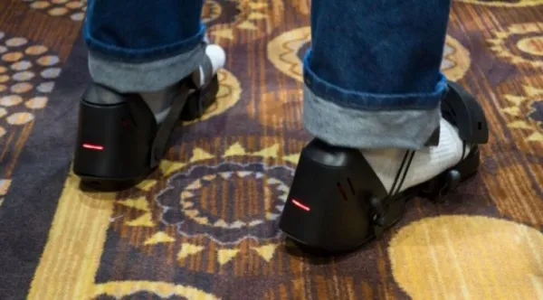 全方位的沉浸体验：这双VR鞋让你能在虚拟世界漫步