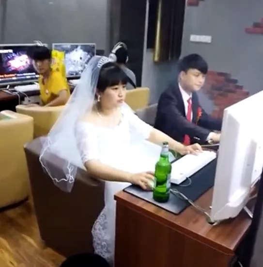 新婚夫妇洞房夜网吧开撸LOL 画面美爆