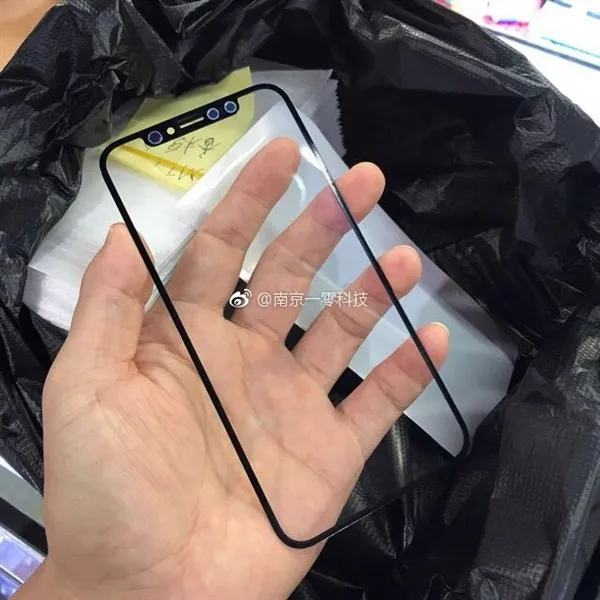 别被苹果骗了！iPhone 8屏幕玻璃曝光：亮屏美如画