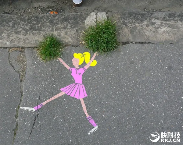 艺术家在巴黎街头涂鸦：最后一张羞羞的