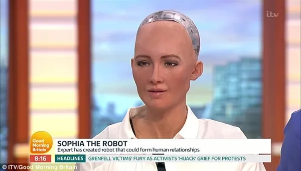 仿真机器人美女做客直播间 观众：突然感觉很害怕