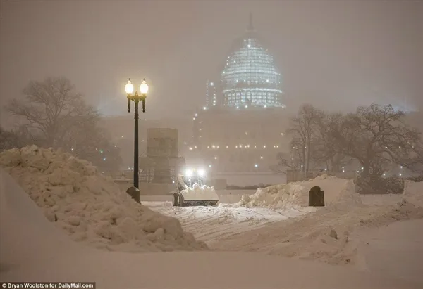 暴风雪袭击美国：积雪过腰 车被“埋”了