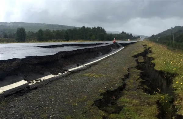 智利7.6级强震撕裂高速公路：一地大碎块