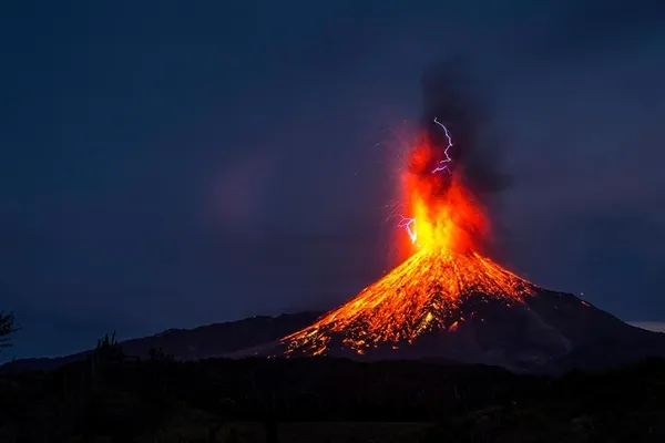 墨西哥火山喷发自带闪电画面震撼