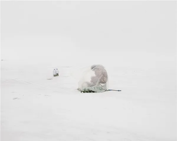 零下40度雪地钓鱼 画面犹如行为艺术