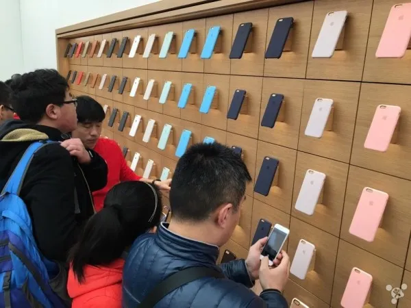 青岛万象城Apple Store今开业：寒风刺骨难阻热情果粉